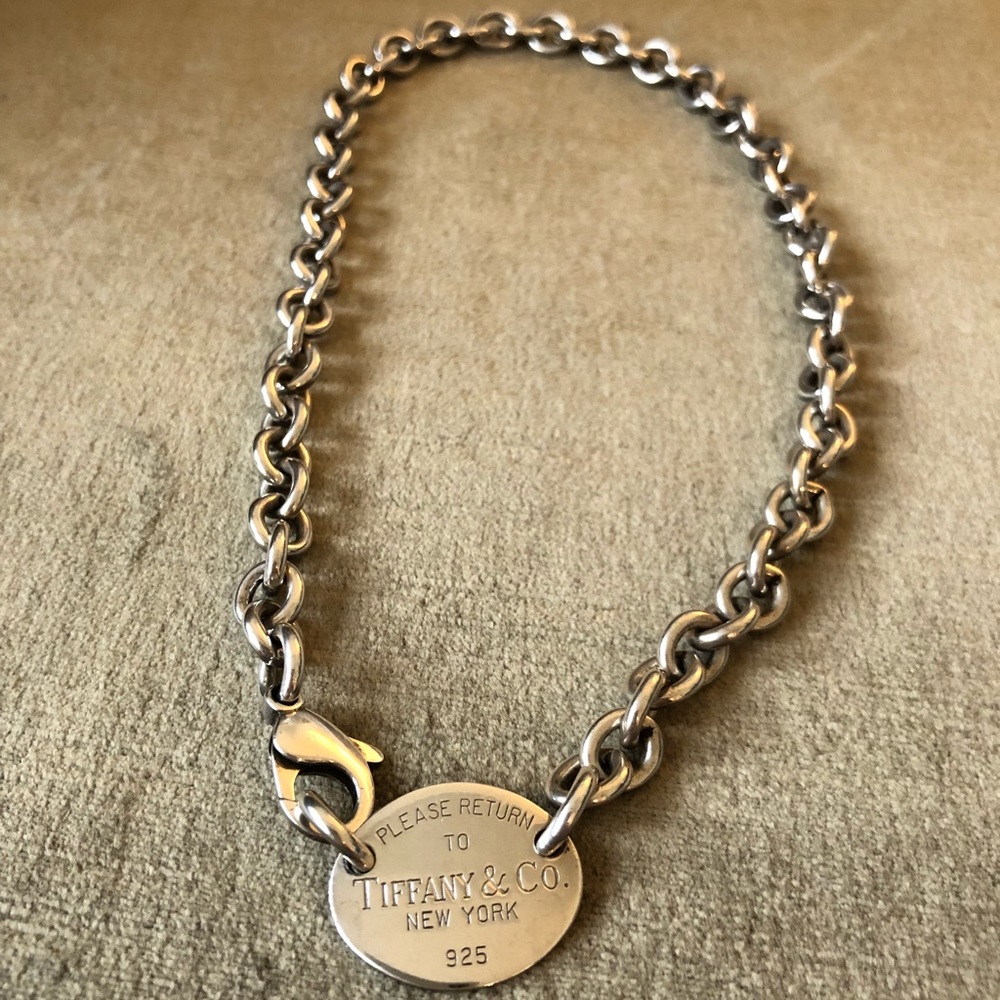 Tiffany & Co. oval pendant chain necklace